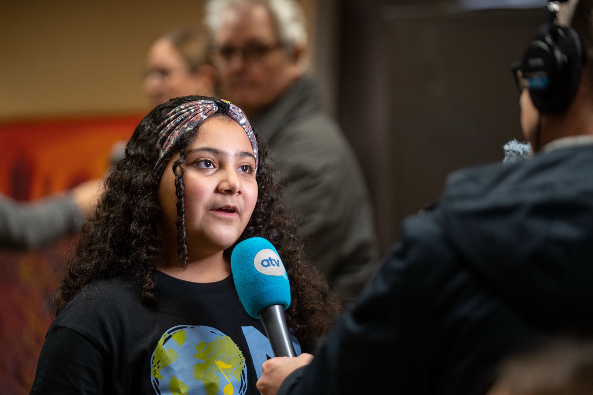 Meisje met microfoon tijdens een interview